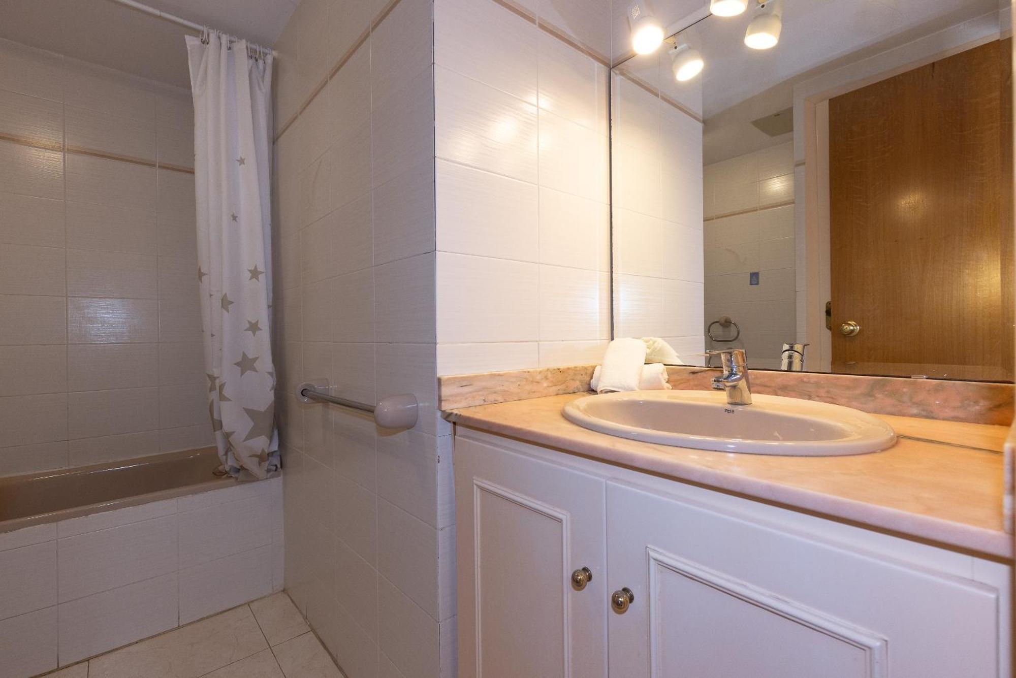Uhc Txingudi Apartments Камбрильс Экстерьер фото